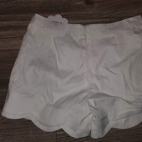 Beautiful white shorts with layered trim 😍😍 NWT - Picture 3 of 6